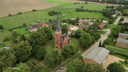 Die Ortschaft Gnevsdorf aus der Vogelperspektive, in der Mitte die imposante Kirche. © Screenshot 