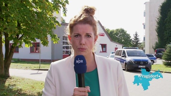 NDR Reporterin Anette Ewen berichtet aus Pragsdorf vor der Freiwilligen Feuerwehr. © Screenshot 