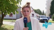 NDR Reporterin Anette Ewen berichtet aus Pragsdorf vor der Freiwilligen Feuerwehr. © Screenshot 