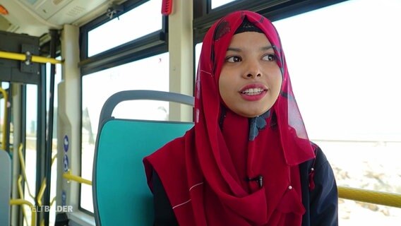 Eine junge Frau in einem Bus. © Screenshot 