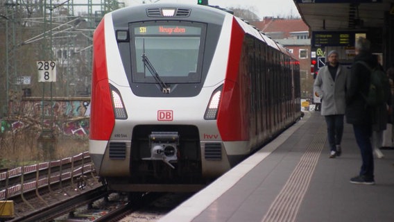 Einfahrende S-Bahn am Bahnsteig. © Screenshot 