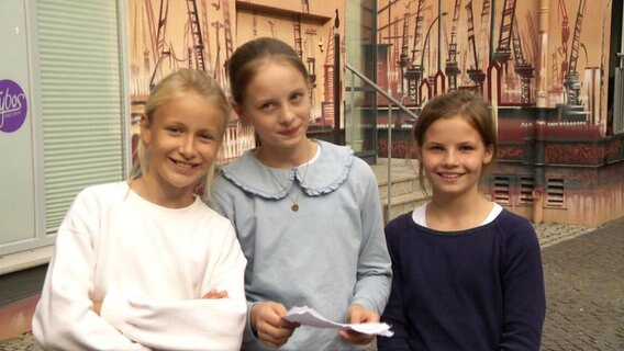 Drei junge Schülerinnen lächeln in die Kamera. © Screenshot 