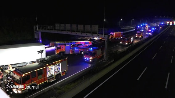 Rettungskräfte im Einsatz auf der A7 nach einem Lkw-Unfall. © Screenshot 