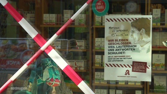 Eine mit Absperrband versehene Tür einer Apotheke, die während eines Streiks geschlossen blieb. © Screenshot 