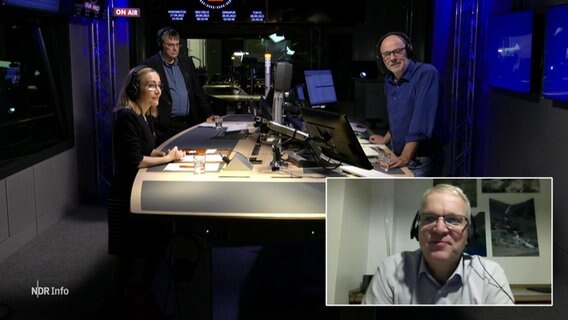 NDR Info Redezeit am 27.09.2023. Im Studio stehen Moderator Andreas Kuhnt, Mathias Bölckow (Regionalvorsitzender Pro Bahn) und Dörte Liebetruth (Verkehrspolitische Sprecherin der SPD in Niedersachsen). Per Video zugeschaltet ist Jens Böther (Landrat Lüneburg). © Screenshot 