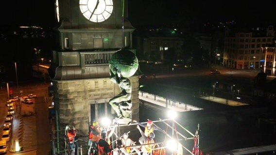 Die Atlas-Skulptur wird aufs Dach des Hamburger Haupbahnhofs gehoben © Screenshot 