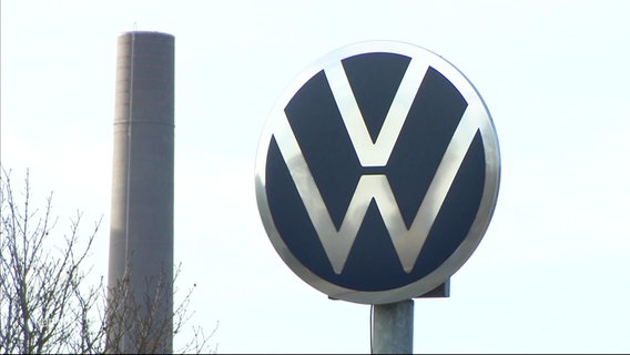 VW-Logo neben einem Werksschornstein © Screenshot 