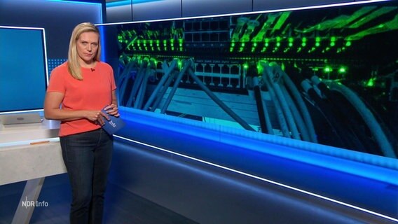 Moderatorin Juliane Möcklinghoff im Studio © Screenshot 