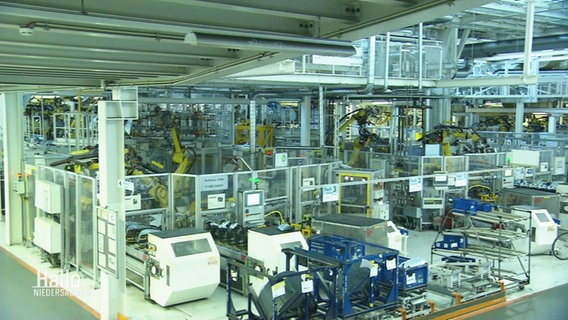 Blick in einer Produktionshalle eines Automobilherstellers © Screenshot 