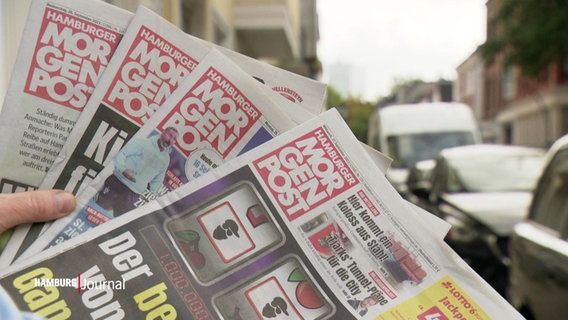 Mehrere Printausgaben der Hamburger Morgenpost hintereinader gestaffelt in einer Hand gehalten. © Screenshot 
