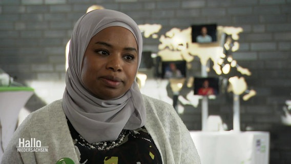 Mina Oubelouali vom Flüchtlingshilfeverein "Exil" im Gespräch © Screenshot 