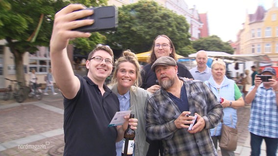 Ein Passant macht mit den RadiomoderatorInnen Stefan Kuna und Theresa Herbert ein Selfie. © Screenshot 