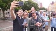 Ein Passant macht mit den RadiomoderatorInnen Stefan Kuna und Theresa Herbert ein Selfie. © Screenshot 