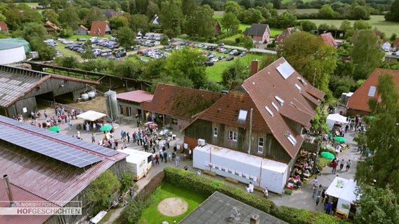 Aufnahme aus der Luft: Großer Besucherandrang auf Hof Berg in Schleswig-Holstein. © Screenshot 
