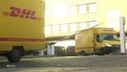 Zwei Paketzustellfahrzeuge fahren vom Hof. © Screenshot 