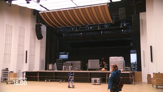 Eine Frau steht in der fast fertig sanierten Stadthalle in Göttingen. © NDR 