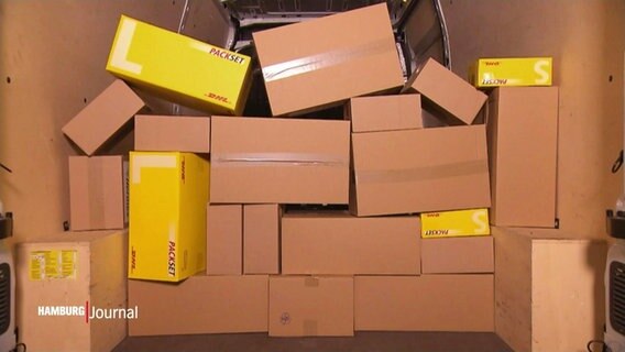 Pakete liegen in einem Zustellfahrzeug der DHL. © Screenshot 