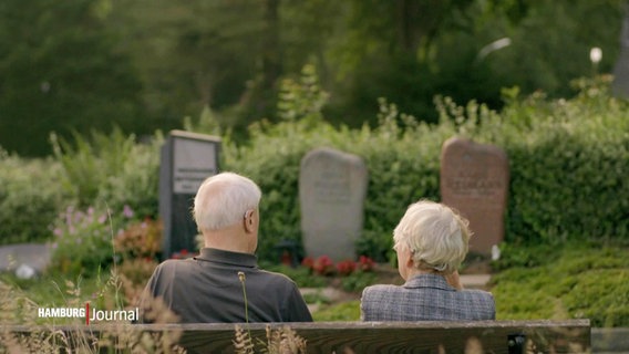Ein älteres Ehepaar sitzt gemeinsam auf einer Parkbank. © Screenshot 