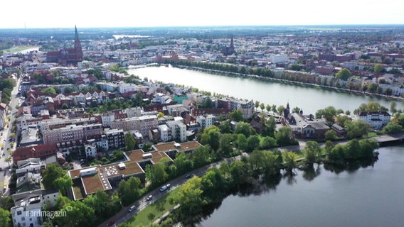 Schwerin und der Pfaffenteich aus der Luft betrachtet. © Screenshot 