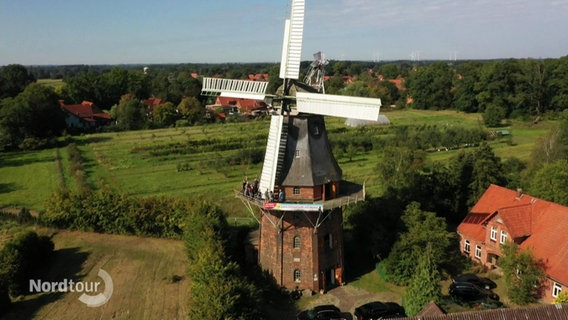 Eine Windmühle aus Vogelperspektive. © Screenshot 