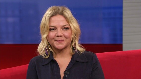 Annett Louisan auf dem Roten Sofa bei DAS! © Screenshot 
