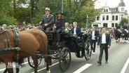 Christian Lindner auf einer Pferdekutsche beim Kramermarkt-Festumzug durch die Oldenburger Innenstadt. © Screenshot 