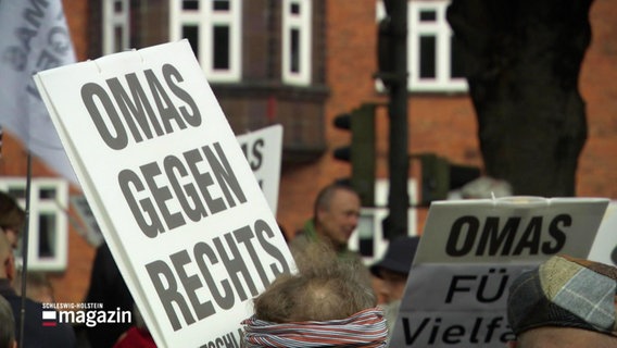 Ein Schild mit der Aufschrift "Omas gegen Rechts" © Screenshot 