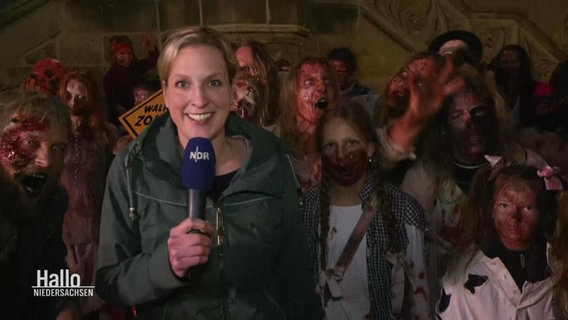 Reporterin Britta Nareyka live aus Osnabrück vom Zombiewalk. © Screenshot 