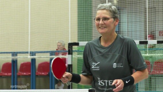 Ein Frau spielt Tischtennis. © Screenshot 