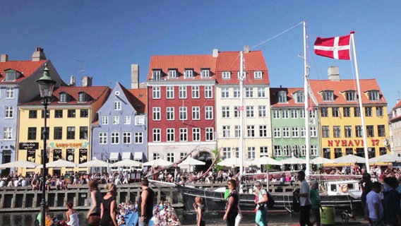 Eine bunte Häuserfront in Kopenhagen. © Screenshot 