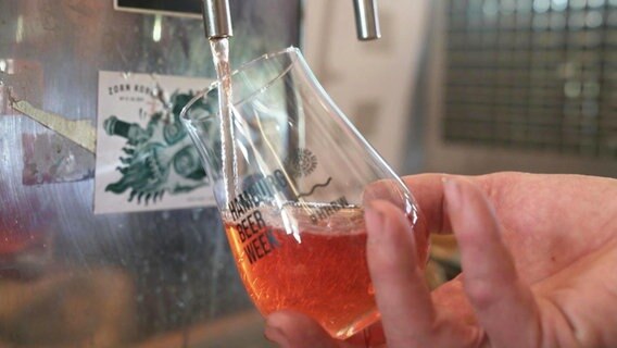 Bier wird in ein Glas mit der Aufschrift: "Hamburg Beer Week" gefüllt. © Screenshot 