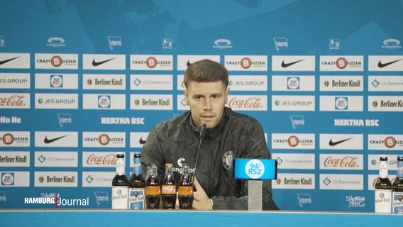 Der Trainer von FC St. Pauli Fabian Hürzeler bei einer Pressekonferenz. © Screenshot 