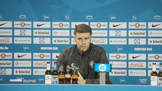 Der Trainer von FC St. Pauli Fabian Hürzeler bei einer Pressekonferenz. © Screenshot 