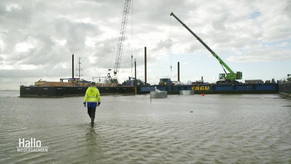 Auf einer Baustelle im Wattenmeer werden Bohrungen durchgeführt. © Screenshot 