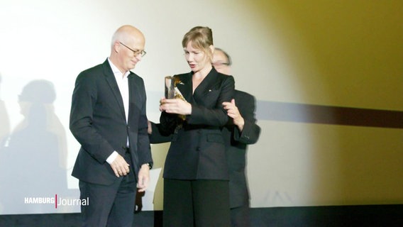 Sandra Hüller bekommt Douglas Sirk Preis überreicht. © Screenshot 