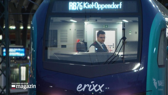 Blick in die Fahrerkabine eines blauen Akkuzuge von erixx. © Screenshot 