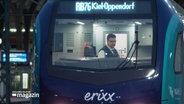 Blick in die Fahrerkabine eines blauen Akkuzuge von erixx. © Screenshot 