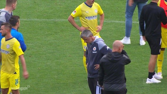 Spieler und Trainer des Fußballvereins Eintracht Braunschweig nach einer Niederlage. © Screenshot 