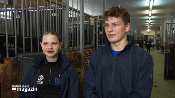Hanna Ulrich und Hannes Magens vor dem Voltigier-Wettkampf im Stall. © Screenshot 