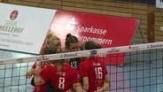 Spielerinnen der Volleyballmannschaft Stralsunder Wildcats beratschlagen sich. © Screenshot 