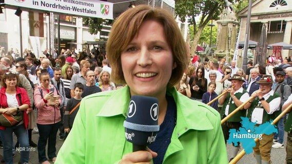 Die Reporterin Claudia Drechsel berichtet. © Screenshot 