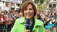 Die Reporterin Claudia Drechsel berichtet. © Screenshot 