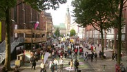 Szene von der Feierlichkeiten zum Tag der Deutschen Einheit in Hamburg. © Screenshot 