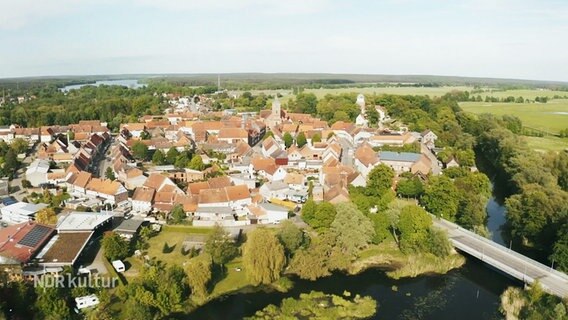 Lenzen an der Elbe aus der Luft betrachtet. © Screenshot 