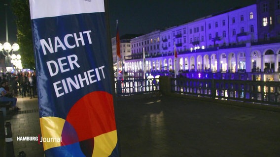 Ein Schild mit der Aufschrift "Nacht der Einheit" auf dem Hamburger Jungfernstieg © Screenshot 