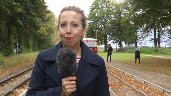 Die Reporterin Juliane Schultz spricht in die Kamera. © Screenshot 