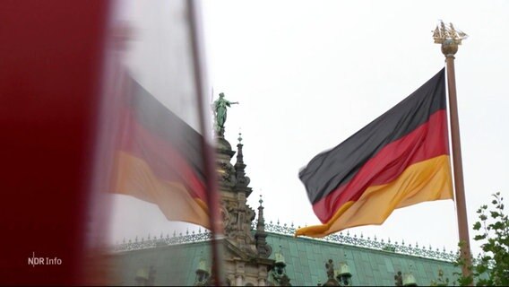 Eine Deutschlandfahne vor dem Hamburger Rathaus. © Screenshot 