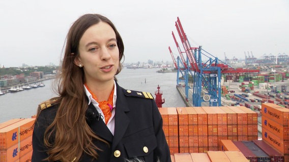 Eine junge Frau auf einem Containerschiff. © Screenshot 