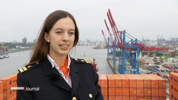 Eine junge Frau auf einem Containerschiff. © Screenshot 