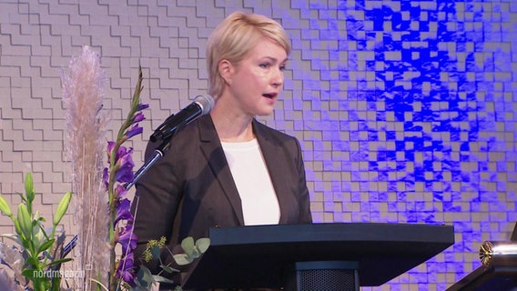 Manuela Schwesig auf einem Podium und vor einem Mikrofon. © Screenshot 
